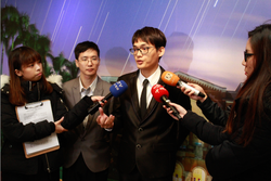 Pan Huang-wei and Guo Ling-chi of the Institute of Photonics Technology at the press conference.