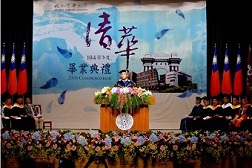 During the 2016 commencement ceremony, NTHU President Hong Hocheng reminded the new graduates that “An accomplished scholar is not a utensil.”
