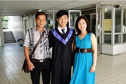 Malaysian Kee Zhen-shun (center), graduate of the Department of Economics, worked part-time during his studies to save enough money to buy plane tickets so that his parents could attend the commencement ceremony.