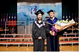 Student representative presenting a bouquet of flowers to President Hong Hocheng.