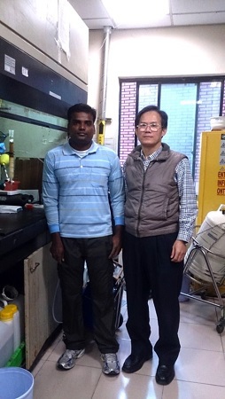  Professor Hwang Kuochu (right) and post-doctoral researcher Sagadevan Arunachalam.