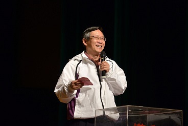  President Hocheng announcing the winner of the raffle.