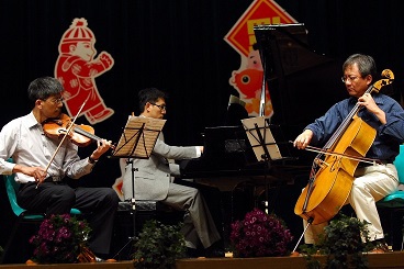  Trio consisting of professors Chao Shiuh, Liu Yi-Wen, and Chang We-Fu.
