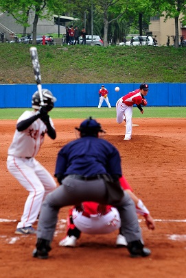  The NTHU baseball team on the field.