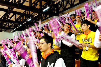  NTHU students cheering for their team.