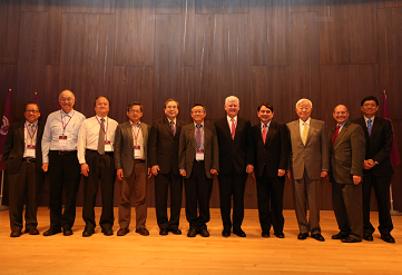 VIP group photo featuring Director Marut (fifth from right), NTHU President Hong Hocheng (center), Director-General Tu Chi-Hsiang of Hsinchu Science Park Bureau, and TSMC Chairman Morris Chang.