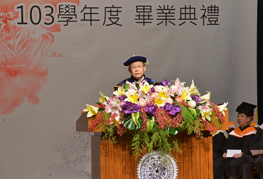 President Hong Hocheng exhorting the graduating students to approach life with the spirit of a true sportsman.