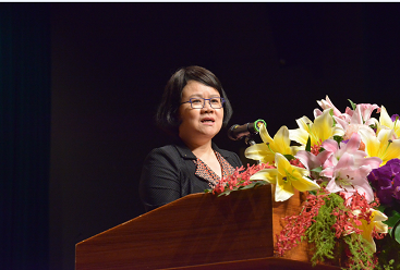 Minister Jaclyn Tsai encouraging graduates to remain curious as they explore the world.