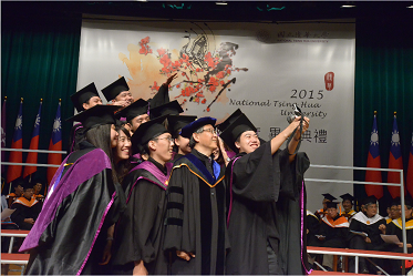 President Hocheng in a group photo with graduates.