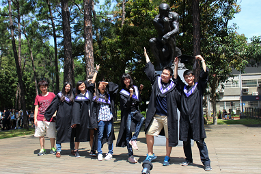 Graduating members of the NTHU Chorus posing in front of The Thinker.
