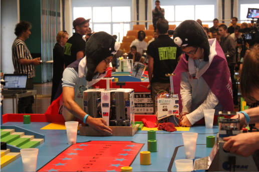 During the contest the DIT team members donned Taiwan black bear hats and the flags of R.O.C. and NTHU.