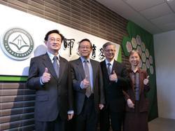 From left to right: Li Anmin, dean of the College of Education; NTHU president Hocheng Hong; Chen Hwei-pang, special advisor to the Office of the President; and Chang Mei-Yu, former dean of the College of Education.