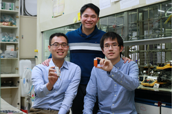 
Professor Tuan with team members Chang Wei-chong and Tseng Kuan-wei.