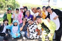 
President Hocheng (center) with members of the A Cappella Club of the Nanda Campus.