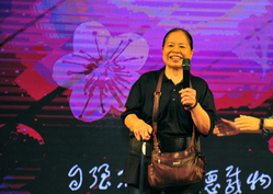 NTHU conferred its Honorary Alumni Award to Ms. Chen Shu-chu.