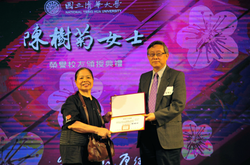 NTHU President Hocheng Hong presenting the honorary alumni certificate to Ms. Chen.