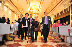 Ms. Chen being escorted into the hall by Alumni Association President Hsieh Yong-Fen (left) and NTHU President Hocheng Hong (right).