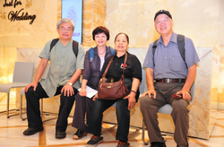 Chen was nominated by Professor Yang Rur-bin (left) and Professor Tzeng Chyng-shyan.