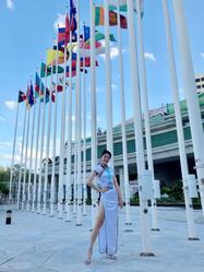 Chiu wearing a cheongsam with a Hakka pattern at the USLS.
