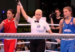 
Chen Nien-chin (left) defeated her Russian opponent (right) to win a gold medal at the 2018 World University Boxing Championship held in Russia. (photo by Ke Wenming)