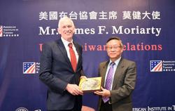 
NTHU president Hocheng Hong presenting Moriarty with a bronze commemorative plaque.