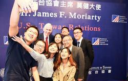 
After the talk lots of students came forward for selfies with Moriarty and Hocheng.