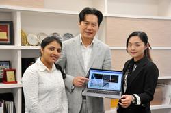 Yen (center) with his doctoral students  (left) and Jiang Ruihan (right).
