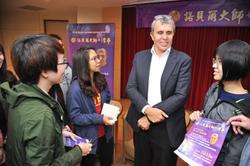 NTHU students chatting with Dr. Betzig after his lecture.
