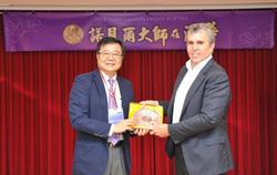 NTHU vice president and chief of staff Lyu Ping-chiang presenting Dr. Betzig with a commemorative plaque.
