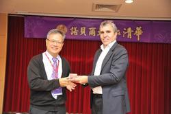Chiang Ann-shyn, dean of the College of Life Science, presenting Dr. Betzig with a map of the neural pathways of a fruit fly inside a crystal.