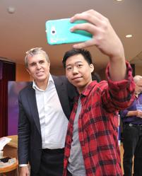 Student taking a selfie with Dr. Betzig after the lecture.