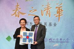 
Hou-Wang (left) presenting Hocheng with her embroidered work Ten Thousand Arrows Shot at Once as a representation of her generous donation to NTHU.
