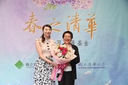 
Chen Xuanren (left), a senior in the Department of Music, presenting Hou-Wang with a bouquet of flowers.