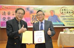 

NTHU president Hocheng Hong presenting Chang with his official appointment letter.