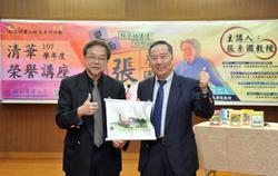 

Huang Shu-min, the dean of the College of Humanities and Social Sciences, presenting Chang with a silk banner of the College.