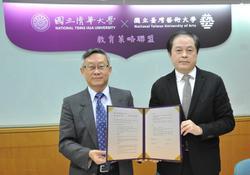 NTHU president Hocheng Hong (left) and NTUA president Chen Chih-cheng at the signing ceremony.