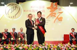 
Hu receiving the 20th Outstanding Overseas Taiwanese SME Award from ROC vice president Chen Chien-jen.