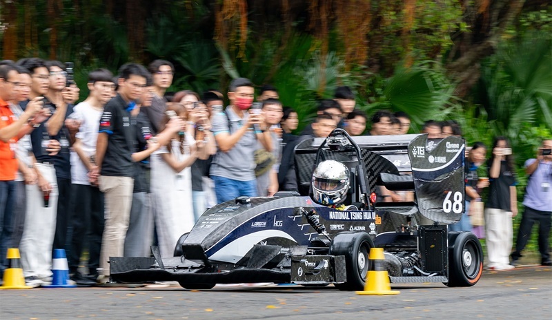 NTHU Racing Factory's 11th-generation Formula race car, TH11, makes its debut during the launch event. The new car features topology optimization analysis for the first time, reducing the chassis weight to just 24 kilograms.