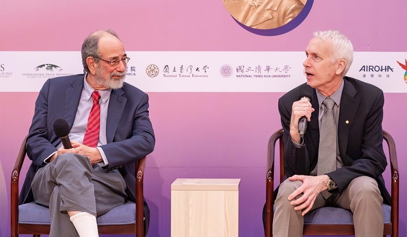NTHU hosted the Nobel Laureate Lectures at NTHU program, featuring Alvin E. Roth (left), recipient of the 2012 Nobel Prize in Economic Sciences, and Brian K. Kobilka, recipient of the 2012 Nobel Prize in Chemistry, in a joint dialogue.