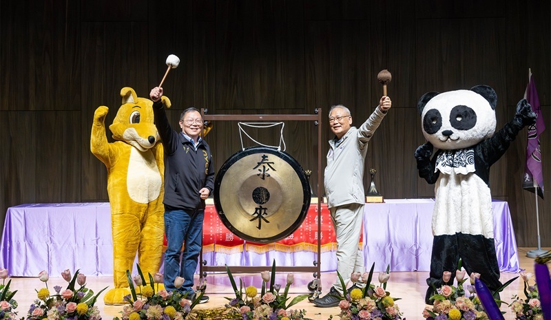 The 58th Mei-Chu Games officially kicked off today with a grand opening ceremony. NTHU Vice President Nyan-Hwa Tai (right) and NYCU President Chi-Hung Lin marked the start of the Games with a ceremonial gong strike.