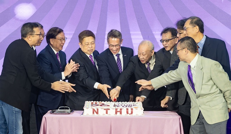 President W. John Kao (center), Alumni Association President Simon Chen, and recipients of the 27th Distinguished Alumni Awards cut the anniversary cake in celebration of NTHU's 115th founding anniversary and 70 years in Taiwan.