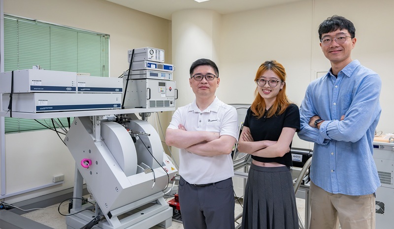 Professor Yun-Wei Chiang (江昀緯, left) of NTHU's Department of Chemistry led the team that uncovered the cell's dual-gate mechanism. At center is Yun-Shan Wang (王云珊), a second-year master's student; at right is postdoctoral researcher Chu-Chun Cheng (鄭竹鈞).