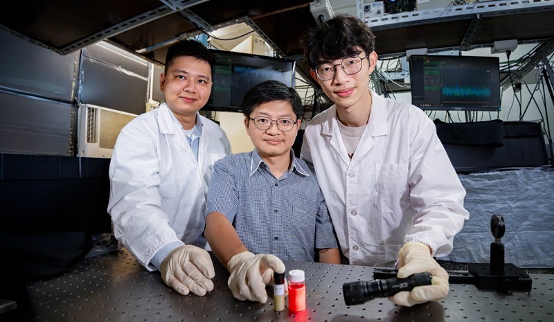 Professor Hao-Wu Lin (center) and his research team, including doctoral student Tzu-Hao Liao (right) and Dr. Yung-Tang Chuang (left), developed the world's brightest room-temperature single-photon source, capable of emitting more than 2.3 billion photons per second and setting a new world record.