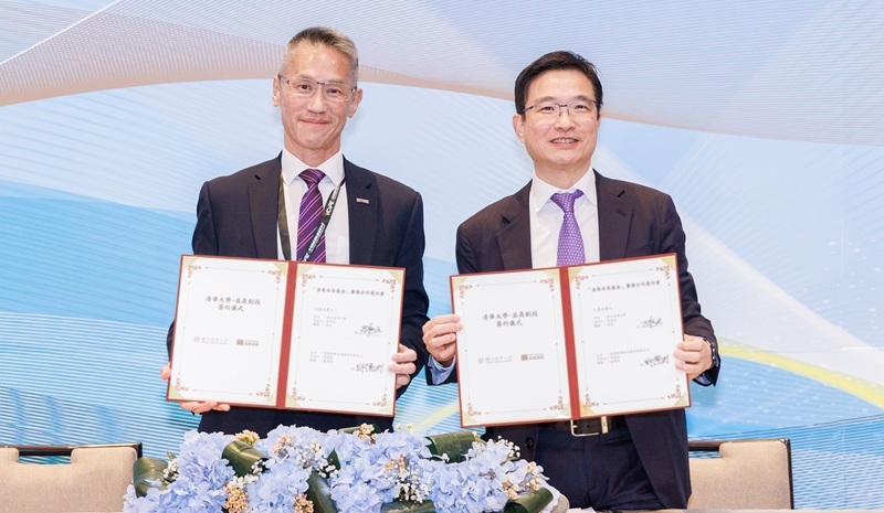 National Tsing Hua University (NTHU) and Top Taiwan Venture Capital jointly establish the NTHU Future Fund. Pictured are W. John Kao (left), President of National Tsing Hua University, and T. Andy Chiu (right), Chairman of Top Taiwan Venture Capital.