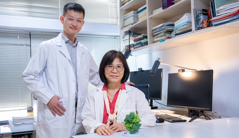Professor Wen-Ching Wang (王雯靜, right) and postdoctoral researcher Tsan-Jan Chen (陳粲然) from NTHU's Department of Life Science present their latest finding, in which they successfully resolved the three-dimensional structure of pyruvate kinase M2 (PKM2) bound to glutathione (GSH), revealing a key vulnerability in cancer cells.