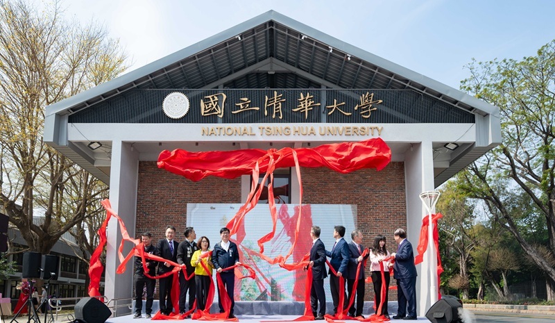 “Inter-University Research and Education Park for Key National Fields — NTHU Kaohsiung Campus” held its inauguration ceremony today (26). Representatives from industry, government, and academia gathered for the plaque unveiling, marking NTHU's expansion of its research and education initiatives into southern Taiwan.